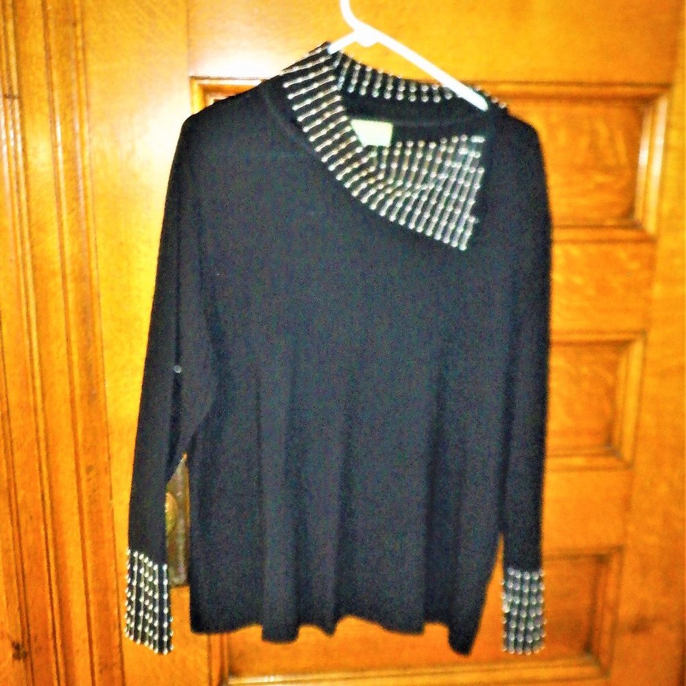Fabulous *** VANITY FAIR *** TOP with 5 Inch Pearl like Design on Sleeve/Collar